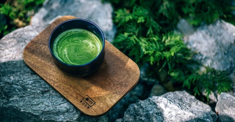 découvrez l'univers fascinant du thé, une boisson aux multiples saveurs et bienfaits. explorez différentes variétés, méthodes de préparation et conseils pour savourer chaque tasse. plongez dans l'art du thé pour une expérience de dégustation inoubliable.