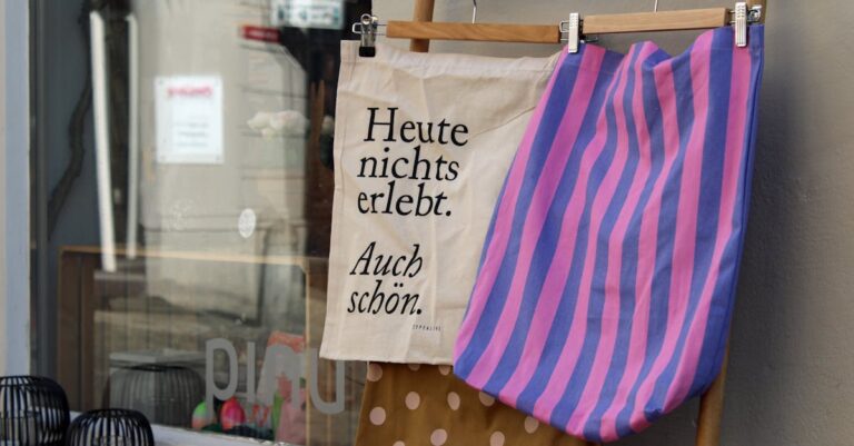 découvrez notre collection de tote-bags élégants et pratiques, parfaits pour le quotidien, le shopping ou une sortie à la plage. alliez style et fonctionnalité avec nos designs uniques et éco-responsables.