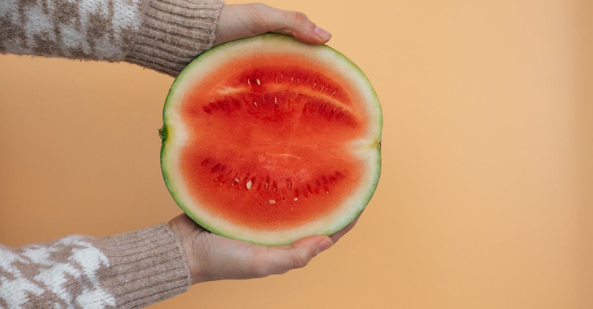 découvrez les bienfaits insoupçonnés de la peau de pastèque ! apprenez à l'utiliser dans des recettes créatives, à la transformer en condiment ou à profiter de ses propriétés nutritionnelles. osez redécouvrir cet aliment souvent négligé et ajoutez une touche originale à vos plats.