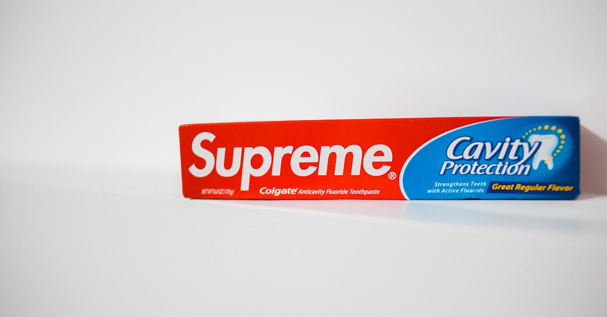 découvrez notre dentifrice blanchissant qui illumine votre sourire tout en protégeant vos dents. profitez d'une formule efficace pour éliminer les taches et obtenir des dents plus blanches, sans compromettre la santé bucco-dentaire. idéal pour un sourire éclatant et frais au quotidien.