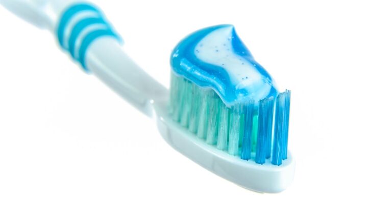 découvrez notre dentifrice blanchissant, conçu pour éclaircir votre sourire tout en protégeant vos dents. formulé avec des ingrédients naturels, il élimine les taches et offre une fraîcheur durable pour une confiance irrésistible. essayez-le dès aujourd'hui et transformez votre routine d'hygiène bucco-dentaire !