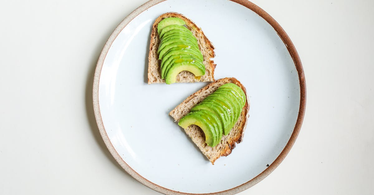 découvrez les bienfaits de l'avocat, ce fruit crémeux et nutritif, riche en acides gras sains et parfaitement adapté à vos salades, smoothies et recettes gourmandes. explorez ses vertus pour votre santé et des idées recettes délicieuses pour intégrer l'avocat à votre alimentation.