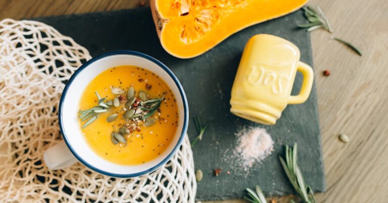 découvrez le goût délicat de la butternut, une courge d'automne polyvalente, parfaite pour vos soupes crémeuses, vos gratins savoureux ou vos plats rôtis. apprenez à la préparer et à l'intégrer dans vos recettes préférées.