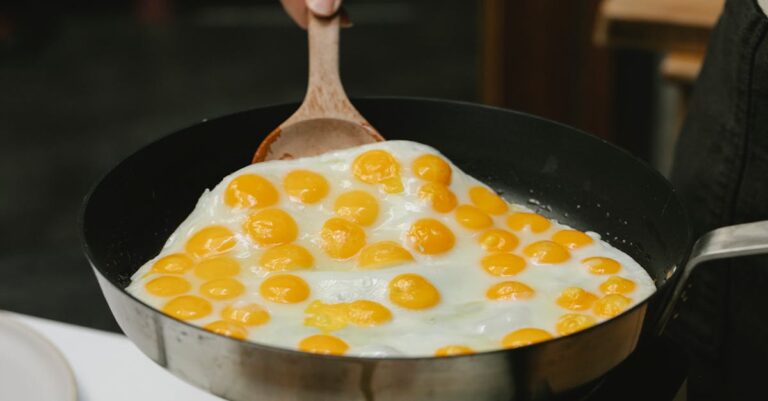découvrez les bienfaits des blancs d'œufs : une source riche en protéines, faible en calories, idéale pour les sportifs et les adeptes d'une alimentation saine. apprenez à les intégrer dans vos recettes et à profiter de leur polyvalence en cuisine.