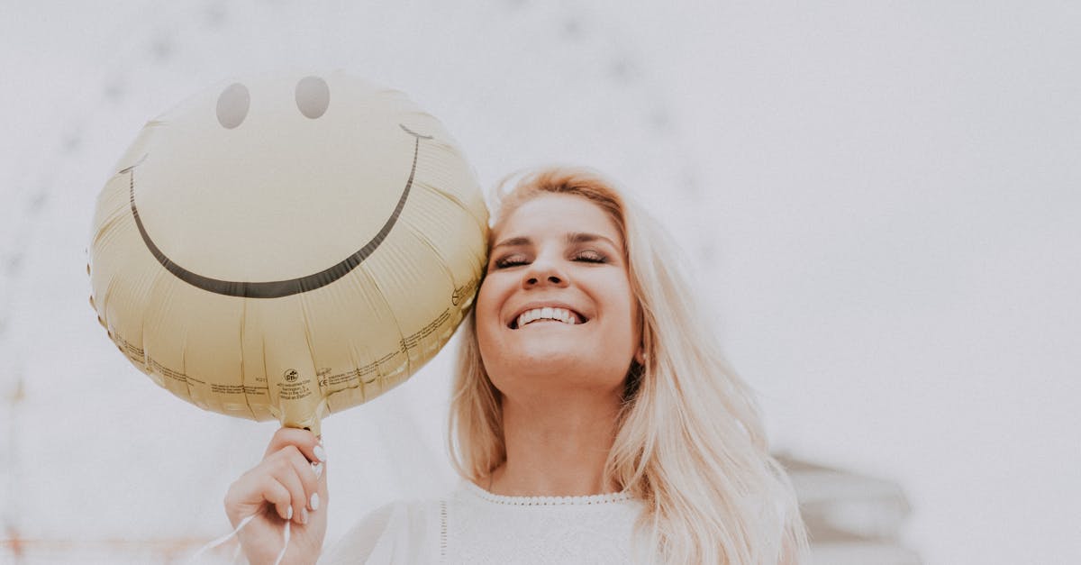 découvrez tout sur la blonde, une couleur de cheveux emblématique qui évoque à la fois glamour et vitalité. explorez les tendances, les conseils de soins et les astuces de coiffure pour sublimer votre blondeur. des inspirations de looks aux produits incontournables, plongez dans l'univers fascinant de la beauté blonde.