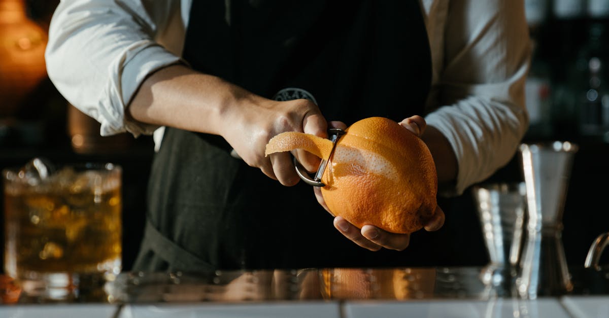 découvrez l'art du pelage des châtaignes avec nos astuces pratiques et conseils. apprenez les meilleures techniques pour faciliter l'épluchage et savourer cette délicieuse noix au goût unique.