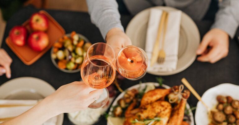 découvrez des recettes d'apéritifs de noël savoureux et festifs pour éblouir vos convives. un ensemble d'idées gourmandes pour égayer vos fêtes et célébrations en famille ou entre amis.