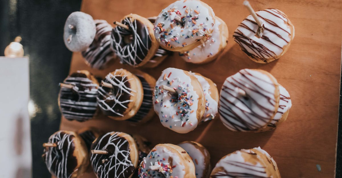 découvrez la délicieuse variété de donuts avec des saveurs irrésistibles. que ce soit pour un goûter gourmand ou une fête, nos donuts sont faits pour ravir vos papilles. venez explorer notre sélection et succombez à la tentation!