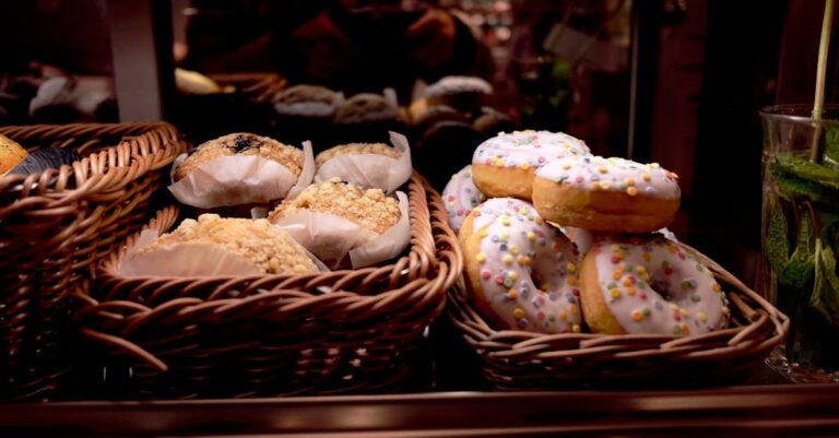 découvrez un univers délicieux avec nos donuts frais, garnis de saveurs irrésistibles. que vous soyez adepte des classiques ou en quête de nouvelles sensations, notre sélection saura ravir vos papilles. savourez chaque bouchée de ces douceurs sucrées pour un moment de gourmandise inégalé !