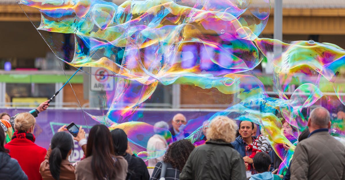découvrez l'univers fascinant des bulles géantes ! apprenez à créer ces merveilles flottantes qui captivent petits et grands. techniques, astuces et inspirations pour des moments magiques garantis.