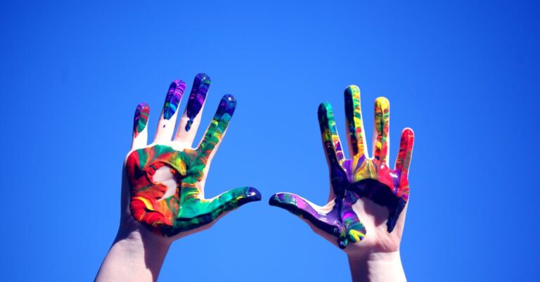 découvrez l'importance et la polyvalence des mains dans notre vie quotidienne. apprenez comment elles nous permettent d'interagir, de créer et d'exprimer nos émotions à travers des gestes et des actions.
