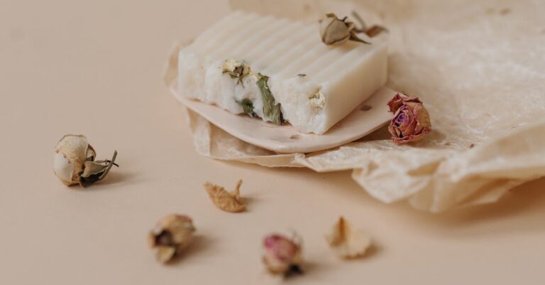 découvrez l'art du savon fait maison : recettes simples, ingrédients naturels et astuces pour créer vos propres savons parfumés et doux pour la peau. parfait pour les débutants et les passionnés de diy !