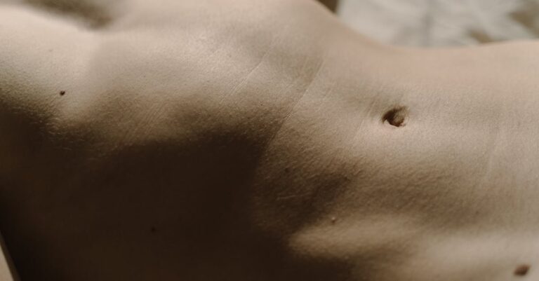 découvrez tout sur les moles : leurs types, causes, soins, et quand consulter un spécialiste pour assurer votre santé cutanée. informez-vous pour mieux comprendre ces marques sur votre peau.