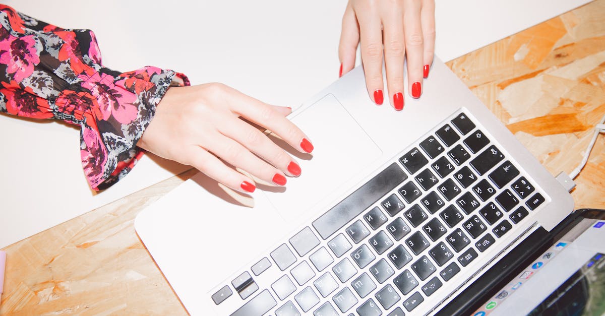 découvrez l'univers fascinant du nail-biting : ses causes, ses conséquences et des astuces pour vaincre cette habitude stressante. apprenez à gérer votre anxiété et à prendre soin de vos ongles pour une beauté naturelle.