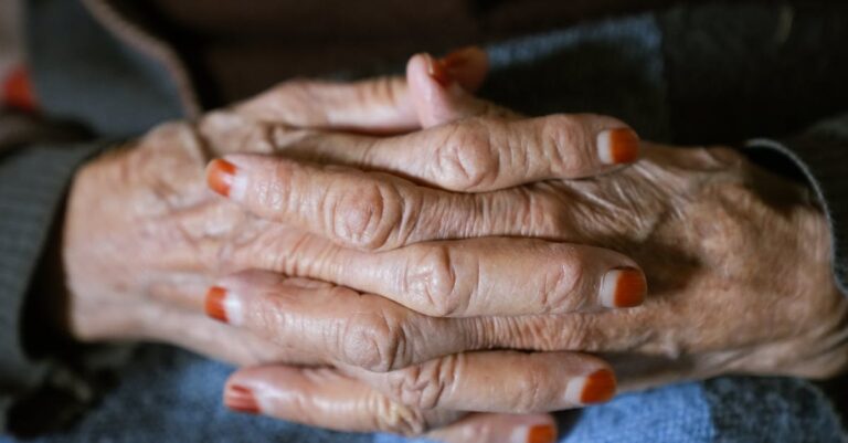 découvrez le phénomène du nail-biting, ce geste compulsif qui affecte de nombreuses personnes. apprenez les causes, les conséquences et les solutions pour surmonter cette habitude anxieuse.