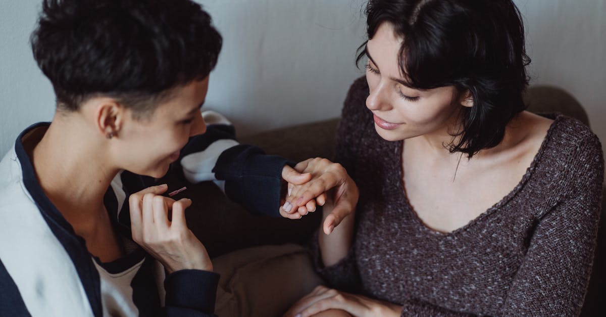 découvrez des astuces efficaces pour éliminer les taches de vernis à ongles sur vos vêtements et surfaces. suivez nos conseils pratiques pour retrouver la propreté sans endommager vos tissus.