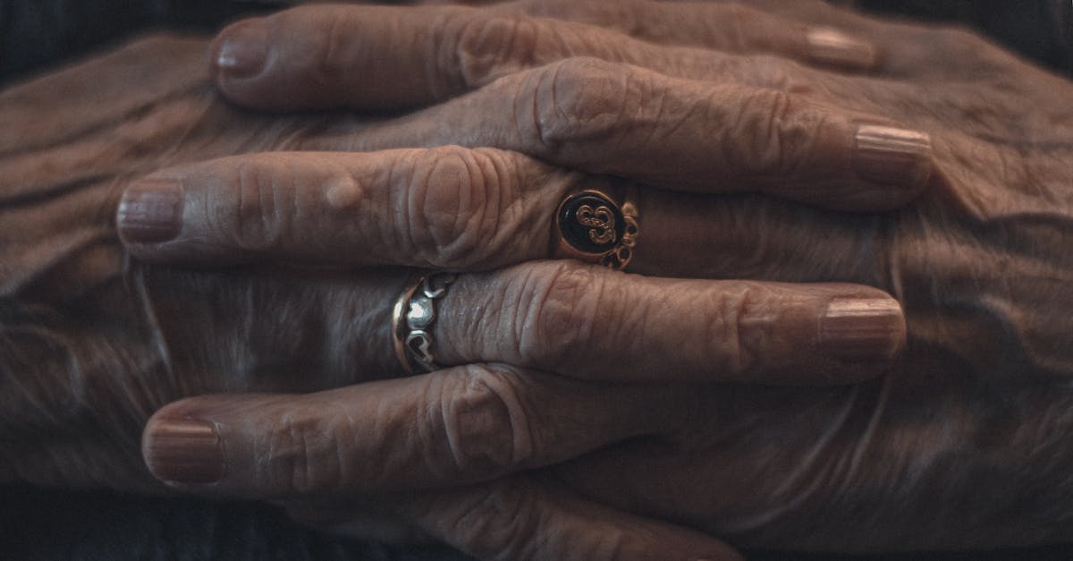 découvrez des astuces efficaces pour éliminer les taches de vernis à ongles. apprenez des techniques simples et des conseils pratiques pour retrouver des surfaces impeccables et protéger vos textiles.