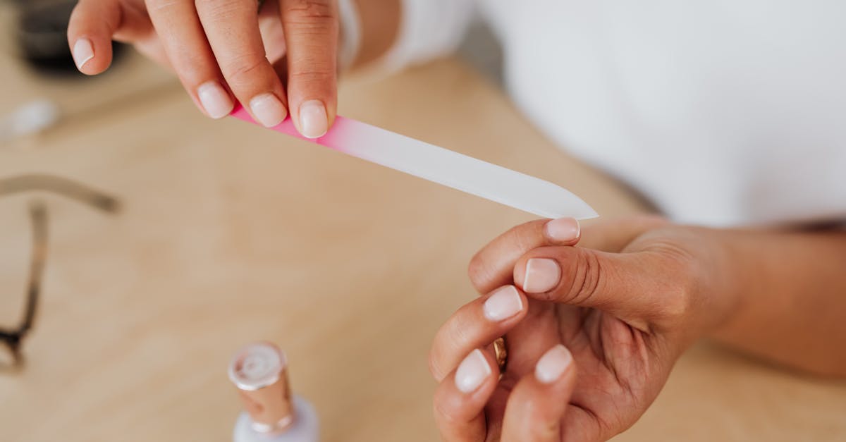 découvrez des astuces efficaces pour éliminer les taches de vernis à ongles. apprenez à préserver vos vêtements et surfaces grâce à nos conseils de nettoyage pratiques et simples.