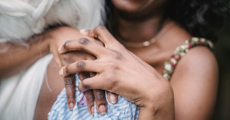 découvrez des astuces efficaces pour éliminer les taches de vernis à ongles. apprenez les meilleures méthodes pour nettoyer vos vêtements et surfaces tout en préservant leur qualité. ne laissez pas une tache de vernis vous inquiéter, suivez nos conseils pratiques !