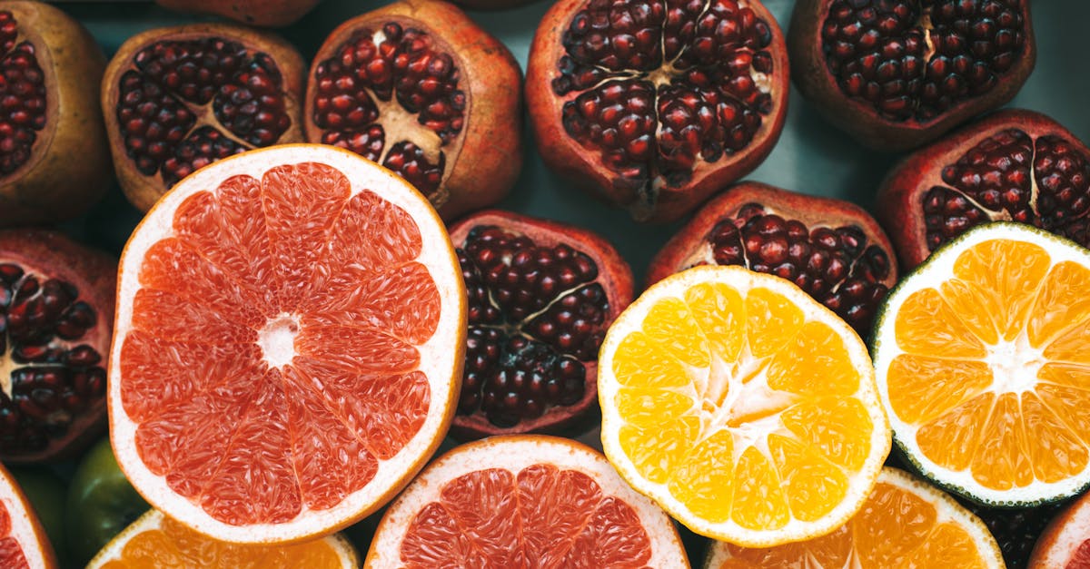 découvrez les grenades, des fruits au goût sucré et acidulé, riches en antioxydants et en bienfaits pour la santé. apprenez à les choisir, à les conserver et à les intégrer dans vos recettes pour une touche de fraîcheur et de nutrition!