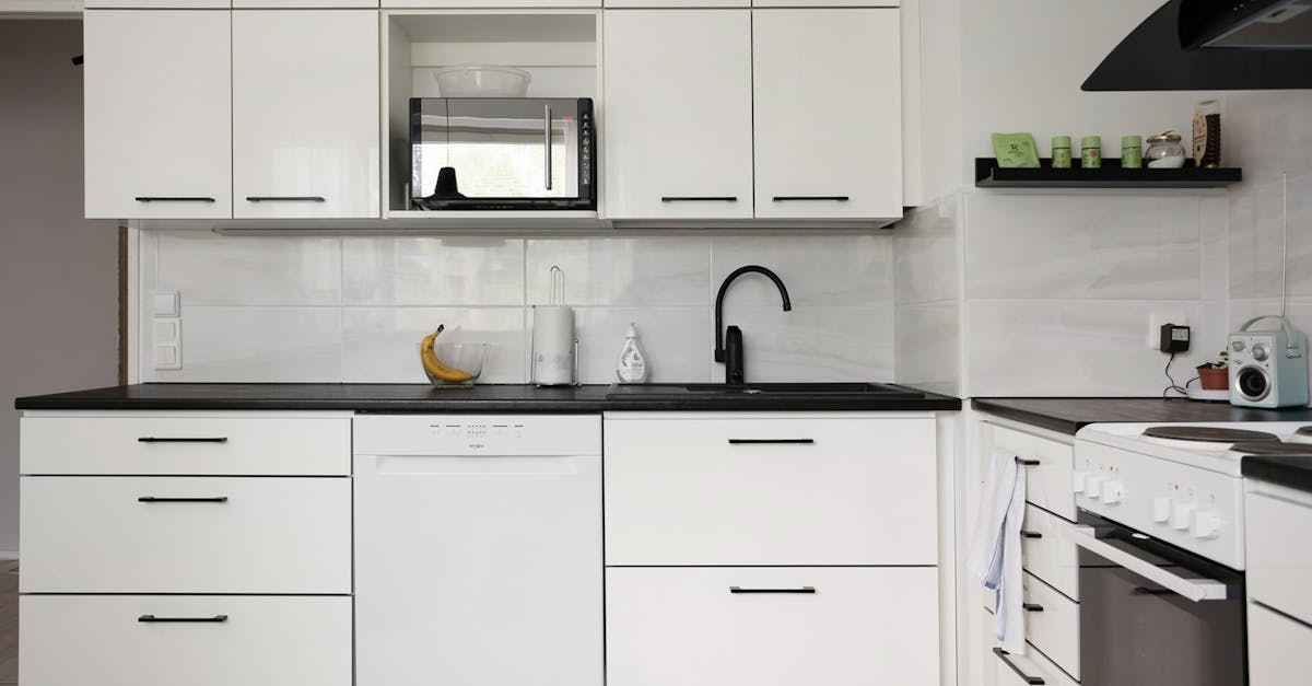 découvrez nos astuces efficaces pour nettoyer votre cuisinière à gaz ou électrique. obtenez des conseils pratiques et des produits naturels pour éliminer les résidus et redonner éclat et brillance à votre surface de cuisson.