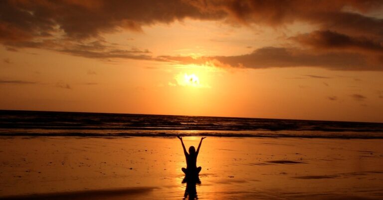 découvrez les bienfaits du yoga pour le corps et l'esprit. apprenez des postures variées, des techniques de respiration et des pratiques de méditation pour améliorer votre bien-être au quotidien. rejoignez-nous pour un voyage vers la sérénité et la pleine conscience.