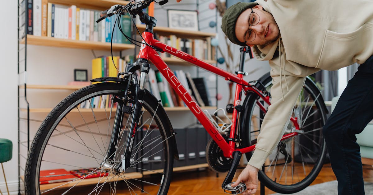 découvrez nos conseils essentiels pour l'entretien de votre bicyclette. apprenez à maintenir votre vélo en parfait état grâce à des astuces pratiques sur la lubrification, le réglage des freins, et l'inspection des pneus. profitez pleinement de vos promenades à vélo en assurant sa longévité et sa performance.