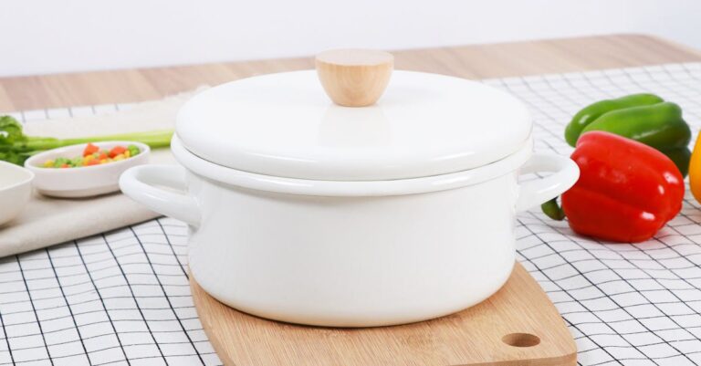 découvrez l'univers de la cuisson en cuivre avec notre sélection de ustensiles de cuisine en cuivre, alliant élégance et performance. parfaites pour une diffusion uniforme de la chaleur, nos casseroles et poêles en cuivre vous garantiront des résultats de cuisson exceptionnels. adoptez le cuivre pour vos préparations culinaires et sublimer vos plats!