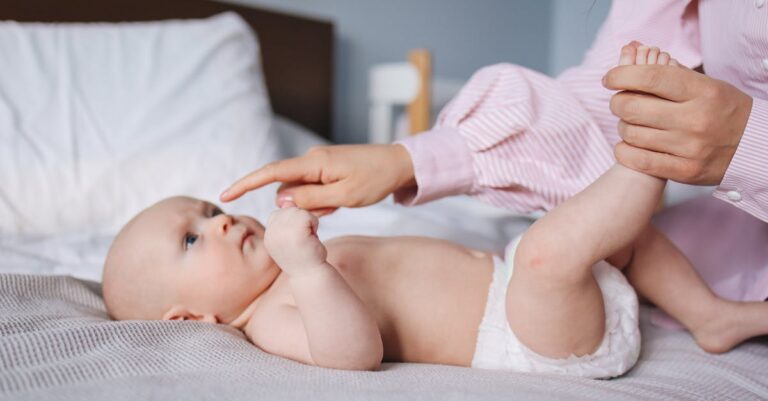découvrez des conseils utiles pour prévenir et traiter l'érythème fessier chez les bébés. apprenez à reconnaître les signes d'irritation et à choisir les meilleures solutions pour garder la peau de votre enfant saine et confortable.
