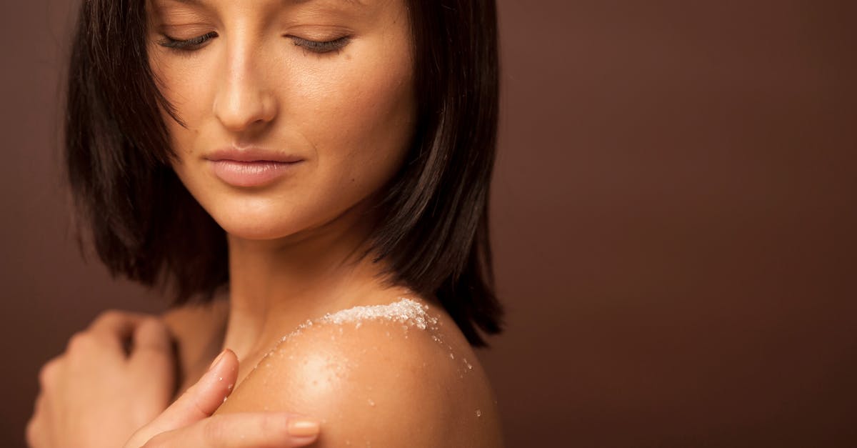 découvrez l'importance de l'exfoliation pour une peau éclatante et saine. apprenez les techniques et produits adaptés à votre type de peau pour éliminer les cellules mortes et révéler un teint lumineux.