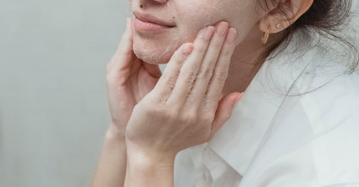 découvrez les bienfaits de l'exfoliation pour votre peau ! apprenez comment choisir les meilleurs produits et techniques pour éliminer les cellules mortes, révéler un teint éclatant et optimiser l'absorption de vos soins quotidiens.