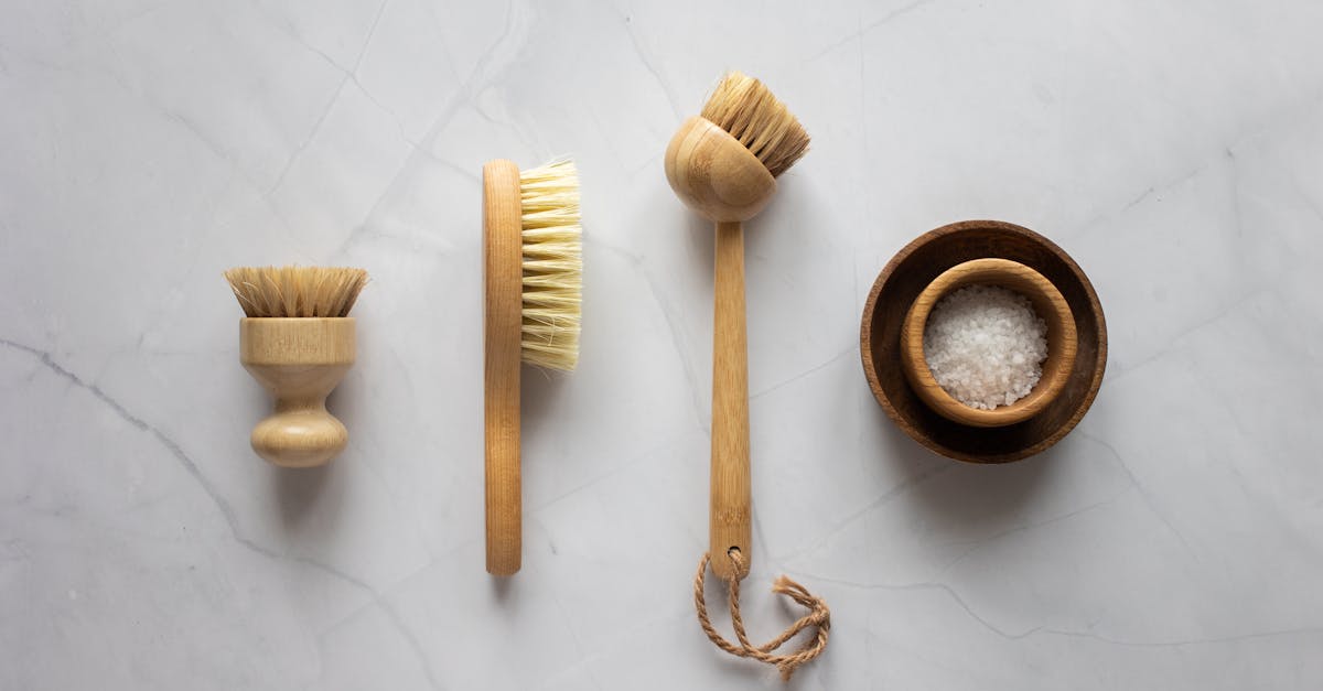 découvrez l'exfoliation, une étape essentielle pour une peau éclatante et saine. apprenez à éliminer les cellules mortes, à affiner le grain de votre peau et à stimuler le renouvellement cellulaire grâce à des techniques naturelles ou des produits adaptés. transformez votre routine beauté et révélez un teint lumineux avec nos conseils d'experts.