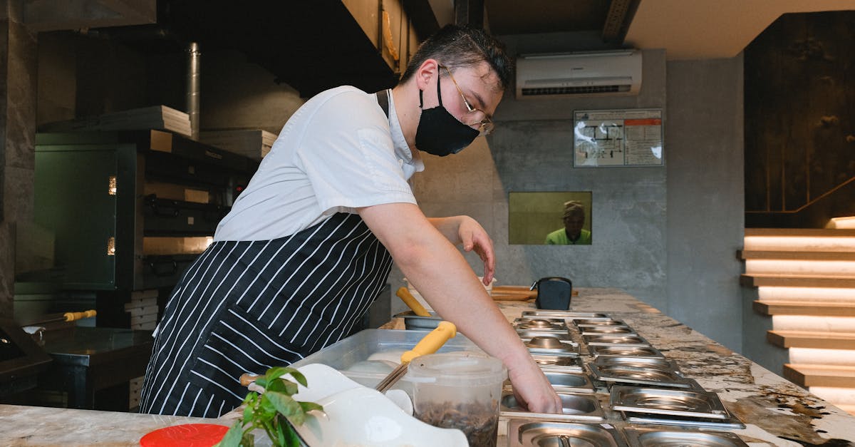 découvrez l'importance des bonnes pratiques d'hygiène alimentaire pour garantir la sécurité de vos plats. apprenez des conseils essentiels pour prévenir les risques de contamination et assurer un environnement de cuisine sain.
