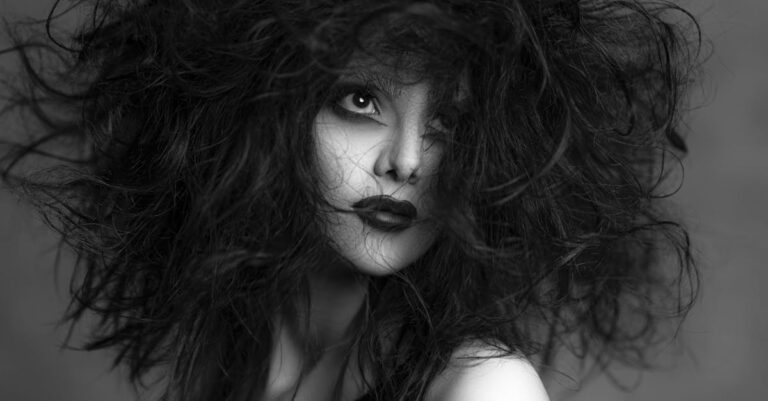 découvrez des astuces et conseils pour maîtriser vos cheveux frisés. apprenez à les hydrater, les styliser et les entretenir pour une texture saine et éclatante. transformez vos frisottis en une belle chevelure pour révéler toute votre personnalité.