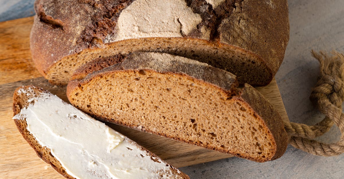 découvrez l'art de la boulangerie maison avec notre recette de pain fait maison. apprenez à préparer un pain croustillant et moelleux, parfait pour toutes les occasions. idéal pour les amateurs de cuisine désireux d'ajouter une touche personnelle à leur table!