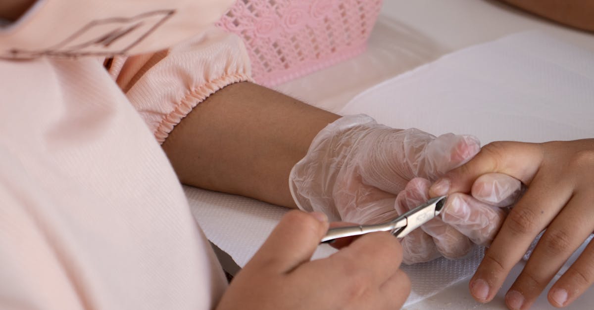 découvrez notre guide complet sur le retrait de vernis à ongles, avec des conseils et des astuces pour éliminer efficacement le vernis sans abîmer vos ongles. apprenez les meilleures techniques et produits pour un démaquillage facile et respectueux de vos ongles.