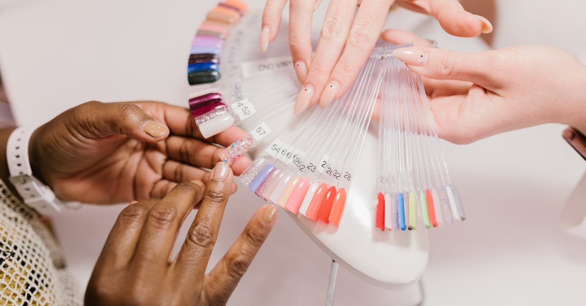 découvrez les meilleures méthodes pour retirer efficacement votre vernis à ongles sans abîmer vos ongles. des astuces simples et des produits recommandés pour un démaquillage en douceur.