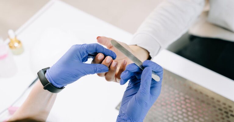 découvrez les meilleures méthodes pour enlever le vernis à ongles facilement et efficacement. apprenez des astuces pratiques pour prendre soin de vos ongles tout en obtenant un résultat impeccable. profitez des conseils d'experts et des produits adaptés pour un démaquillage sans tracas.