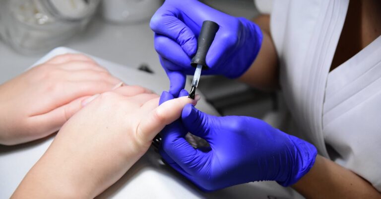découvrez les dernières techniques en manucure pour des ongles impeccables. apprenez des astuces professionnelles, des tendances et des conseils pour sublimer vos ongles grâce aux techniques de nail art les plus en vogue.