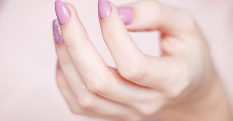 découvrez l'univers fascinant des ongles avec nos conseils, astuces et tendances pour des manucures éclatantes. apprenez à sublimer vos ongles grâce à des techniques variées et des produits innovants.