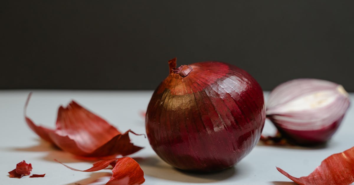découvrez les multiples usages des peaux d'oignons, riches en nutriments et parfaites pour la cuisine, le jardinage et même l'artisanat. apprenez comment valoriser ces épluchures souvent négligées et explorez leurs bienfaits surprenants dans votre quotidien.
