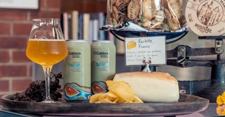 découvrez le plaisir authentique de la raclette, un plat savoureux et convivial qui réunit famille et amis autour d'un bon repas. savourez le fromage fondu accompagné de pommes de terre, de charcuterie et de légumes frais. idéal pour les soirées d'hiver !