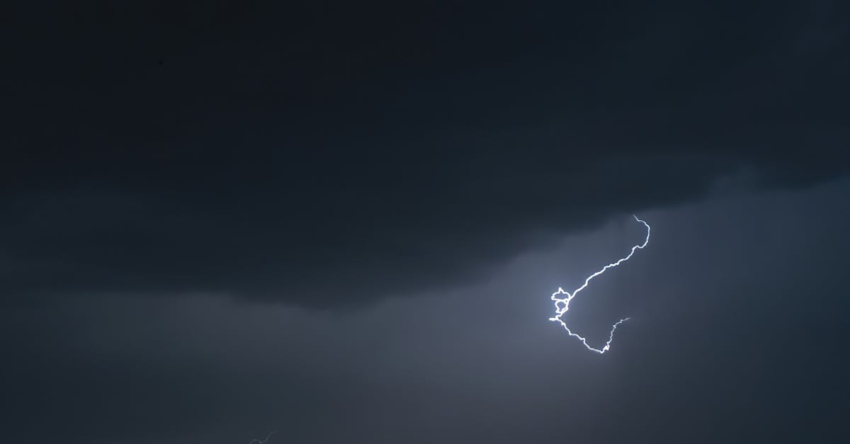 découvrez le monde fascinant de l'électricité statique : ses principes, ses applications quotidiennes et son impact sur la technologie moderne. apprenez comment cette forme d'énergie peut se manifester dans votre vie et explorez des expériences amusantes pour comprendre ce phénomène physique captivant.
