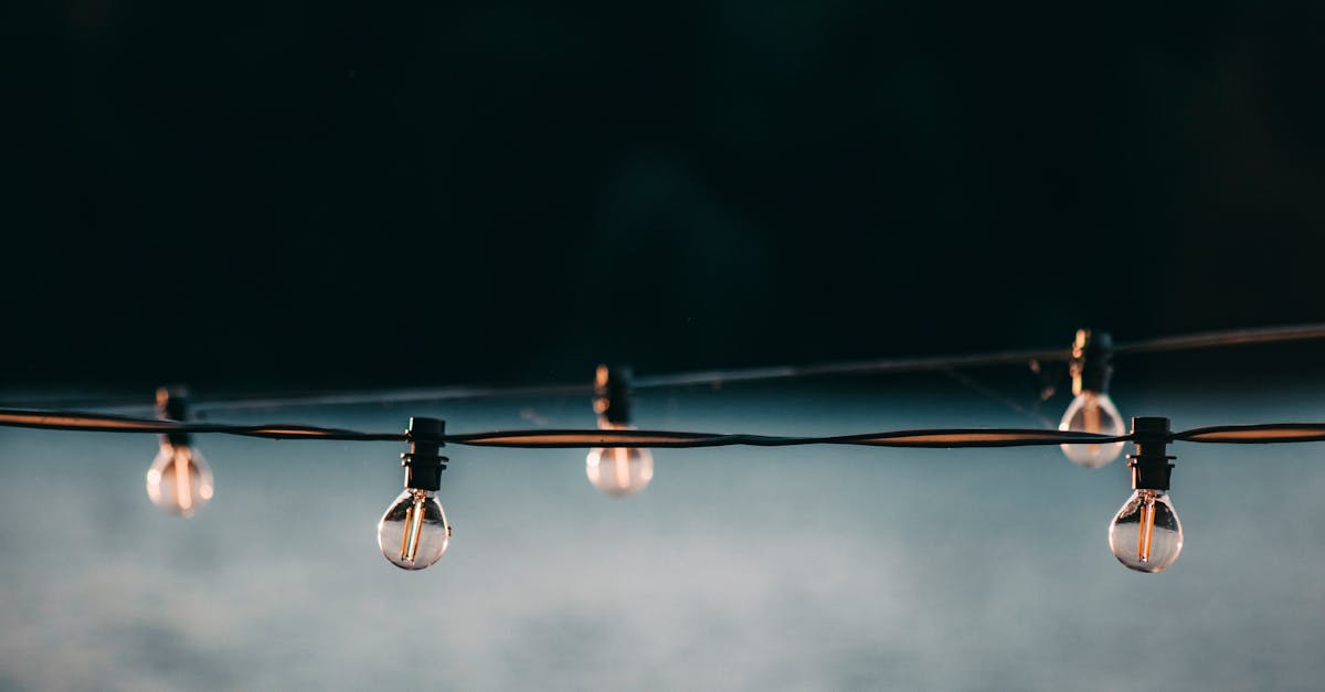 découvrez l'électricité statique, un phénomène fascinant qui se produit lorsque des charges électriques s'accumulent à la surface des objets. explorez ses causes, ses effets et son utilisation dans la vie quotidienne.