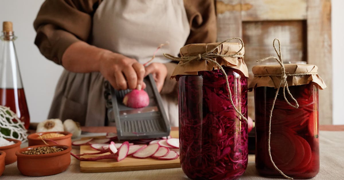 découvrez l'univers fascinant du vinaigre : de ses origines ancestrales à ses multiples usages en cuisine et en santé. apprenez à choisir, utiliser et conserver ce condiment incontournable qui rehausse vos plats tout en apportant des bienfaits pour le bien-être.