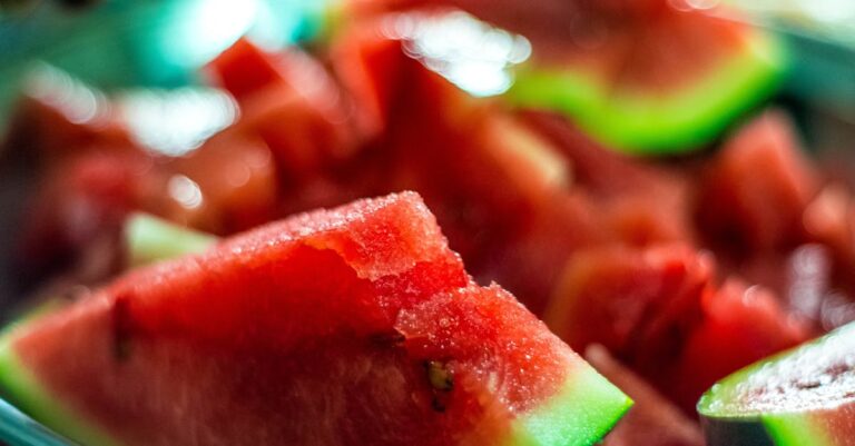 découvrez la fraîcheur et les bienfaits de la pastèque ! ce fruit juteux et riche en eau est parfait pour vous hydrater pendant les chaudes journées d'été. explorez des recettes savoureuses et des conseils pour choisir la meilleure pastèque.
