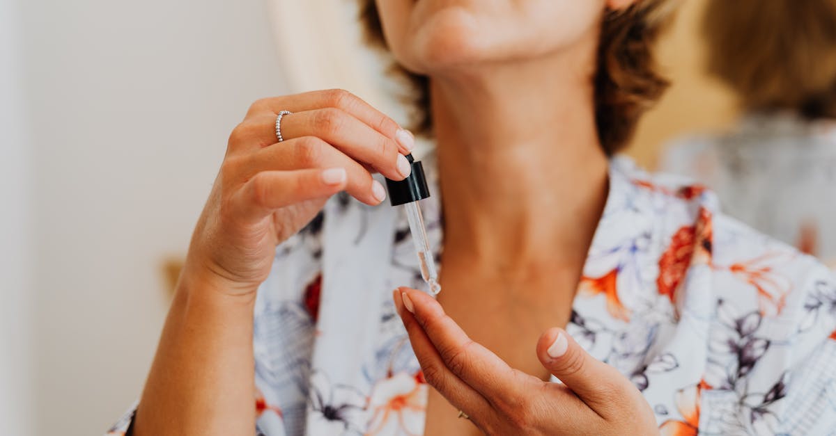 découvrez notre sérum anti-frizz, votre allié parfait pour des cheveux lisses et soyeux. formulé pour contrôler les frisottis, il hydrate et nourrit en profondeur tout en apportant brillance et douceur. dites adieu aux cheveux indisciplinés et retrouvez une chevelure parfaitement maîtrisée !
