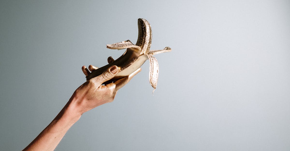 découvrez les étonnantes utilisations des peaux de banane ! riches en nutriments, elles peuvent améliorer votre jardin, embellir votre peau et même servir dans des recettes surprenantes. explorez ces astuces pratiques pour tirer le meilleur parti des peaux de banane.