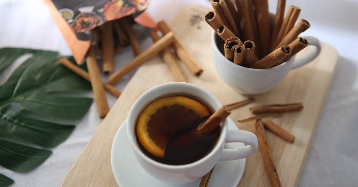 découvrez la cannelle, une épice aromatique prisée pour ses bienfaits santé et son goût unique. apprenez à l'utiliser dans vos recettes, ses propriétés médicinales et comment elle peut rehausser vos plats sucrés et salés.