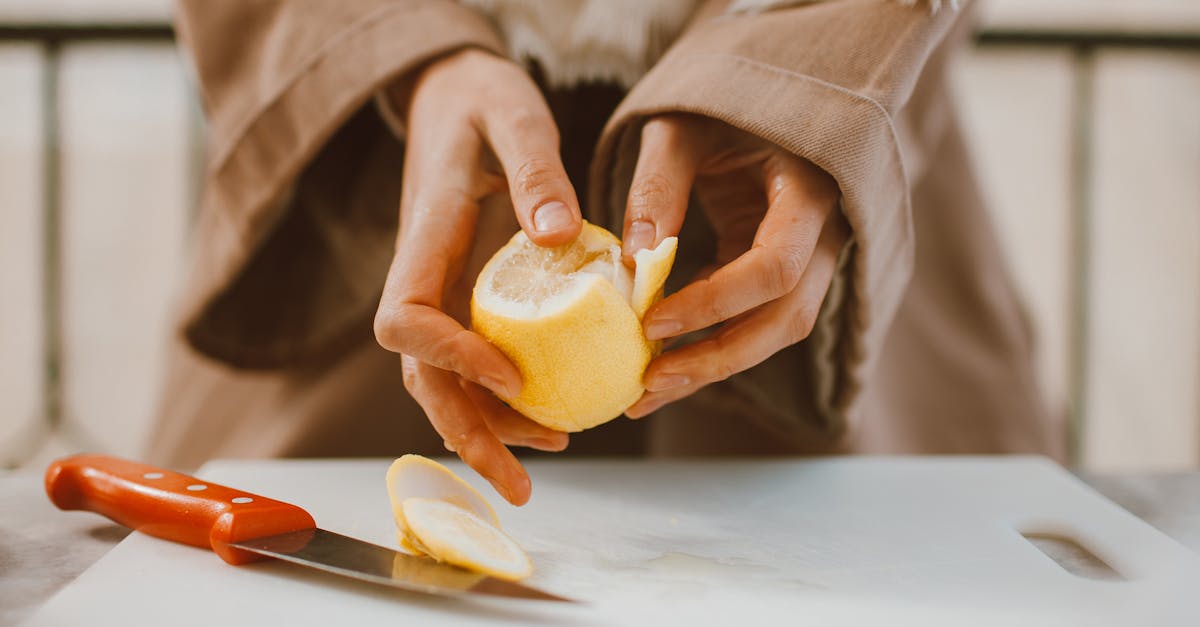 découvrez les bienfaits du peeling aux agrumes, une technique naturelle qui exfolie votre peau en douceur tout en apportant éclat et luminosité. idéal pour tous types de peau, ce soin revitalisant utilise des extraits d'agrumes pour éliminer les cellules mortes, révéler un teint frais et lumineux. offrez à votre peau l'hydratation et la douceur qu'elle mérite grâce à cette méthode rafraîchissante.